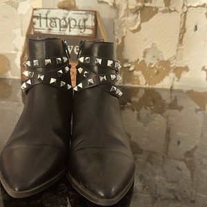 Black leather Steve Madden bototies